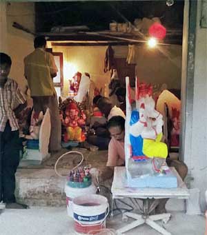 making of Ganesh idols